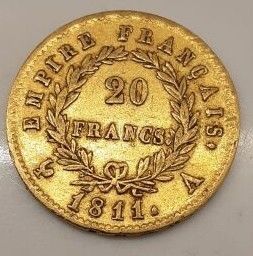 une pièce d'or ornée d'une couronne sur l'avers