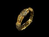 une image représentant une bague en or ornée d'un motif circulaire