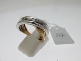 une bague en argent et en or, à laquelle est attachée une étiquette