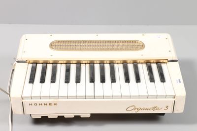 un piano blanc posé sur une table