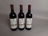 trois bouteilles de vin posées sur une table l'une à côté de l'autre