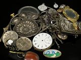 un tas de bijoux variés posés sur une surface noire