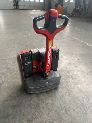 une photo d'une machine rouge et noire dans un entrepôt