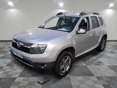La Dacia argentée est garée dans une pièce au sol carrelé en damier