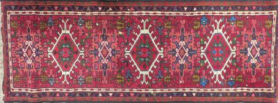 un tapis oriental orné d'un motif rouge et bleu sur fond blanc