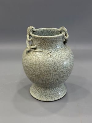 un vase blanc orné d'un motif craquelé