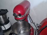 une photo d'une cuisine avec un batteur électrique et un mixeur