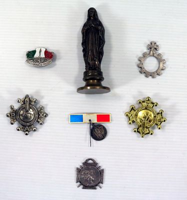 de nombreux pins et badges sur une surface blanche