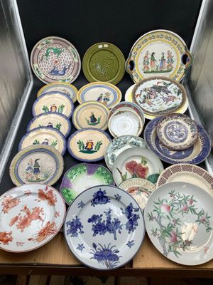 plusieurs assiettes posées sur une table