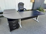une image représentant un bureau avec une chaise et un classeur