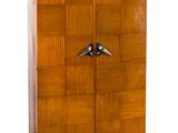 une photo d'une armoire en bois sur laquelle est posé un oiseau