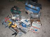 il y a beaucoup d'outils par terre dans le garage
