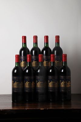 Des bouteilles de vin sont alignées sur une table devant un mur blanc