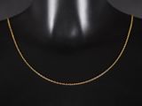 un collier à chaîne en or sur un mannequin mannequin mannequin mannequin mannequin mannequin mannequin mannequin mannequin mannequin