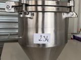 un mélangeur en acier inoxydable muni de jauges sur le dessus