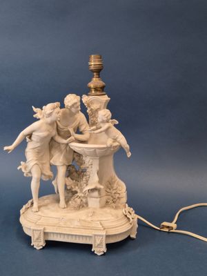 une lampe posée sur une table sur laquelle se trouve une statue