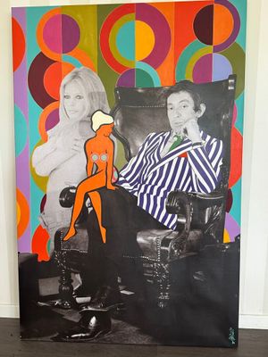 un tableau représentant une femme assise sur une chaise à côté d'un tableau représentant un homme