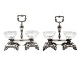 paire de bougeoirs en métal argenté avec des supports en cristal
