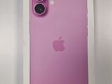 une coque d'iPhone d'Apple dans une boîte posée sur une surface blanche