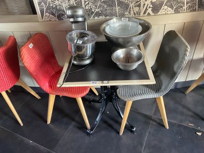 quatre chaises et une table sur laquelle se trouve un bol