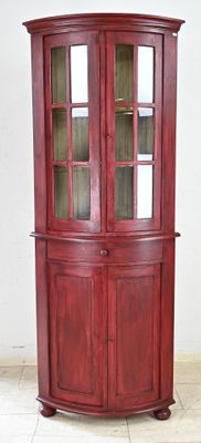 une armoire d'angle avec une porte vitrée dans une pièce