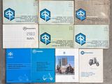 de nombreux vieux manuels de réparation de motos étalés par terre