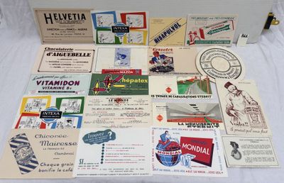 de nombreux types de cartes de visite disposés sur une table