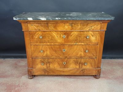 une commode ancienne avec dessus en marbre