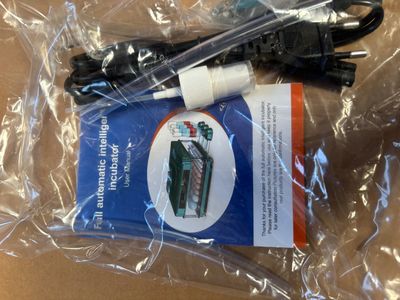 un sac en plastique contenant quelques fils