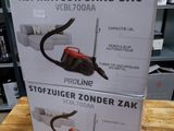 deux cartons contenant des aspirateurs posés sur une table en bois