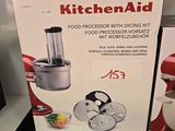 deux boîtes de robots de cuisine KitchenAid exposées dans un magasin