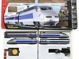 deux trains dans la boîte posée sur la table