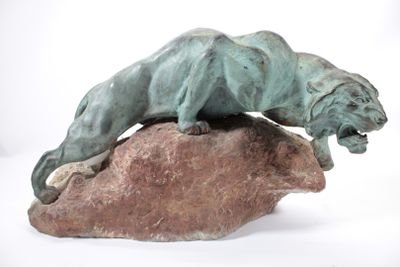 statue d'un lion posé sur un rocher, sur fond blanc