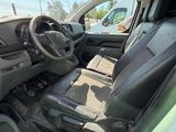 l'intérieur d'une camionnette blanche avec des sièges et un volant noirs
