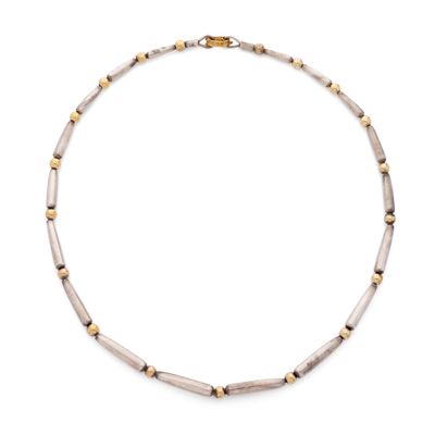 un collier de perles blanches et dorées sur fond blanc