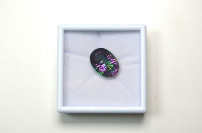 Un important quartz "mystique" facetté ovale d'un poids de 1…
