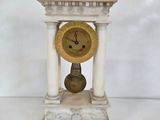 une horloge posée sur une table