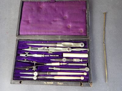 une mallette violette contenant un ensemble d'outils