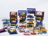 de nombreux modèles différents de petites voitures et de camions exposés