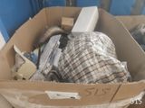 une boîte en carton remplie de vêtements et d'autres objets