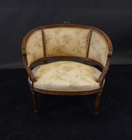 Fauteuil corbeille en noyer mouluré et sculpté à dossier gon…
