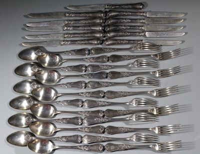 un grand nombre de fourchettes et de cuillères posées sur une table