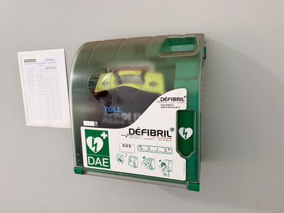 une photo d'un défibrillateur fixé au mur