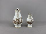 deux vases marron et blancs posés l'un à côté de l'autre sur une surface grise