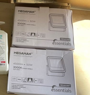 deux cartons posés l'un à côté de l'autre sur une table