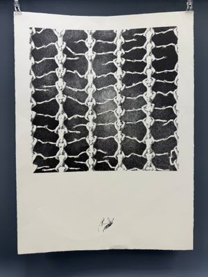 une photo en noir et blanc d'une œuvre d'art accrochée à un mur