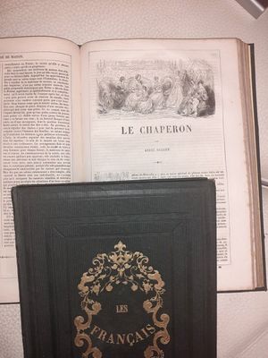 un livre ouvert sur une table à côté d'un livre