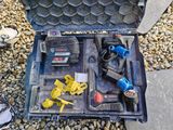 une mallette à outils posée par terre, contenant des outils