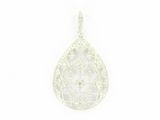 un pendentif en or blanc au motif en filigrane
