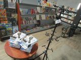 une table sur laquelle sont posés plusieurs livres, dans un magasin